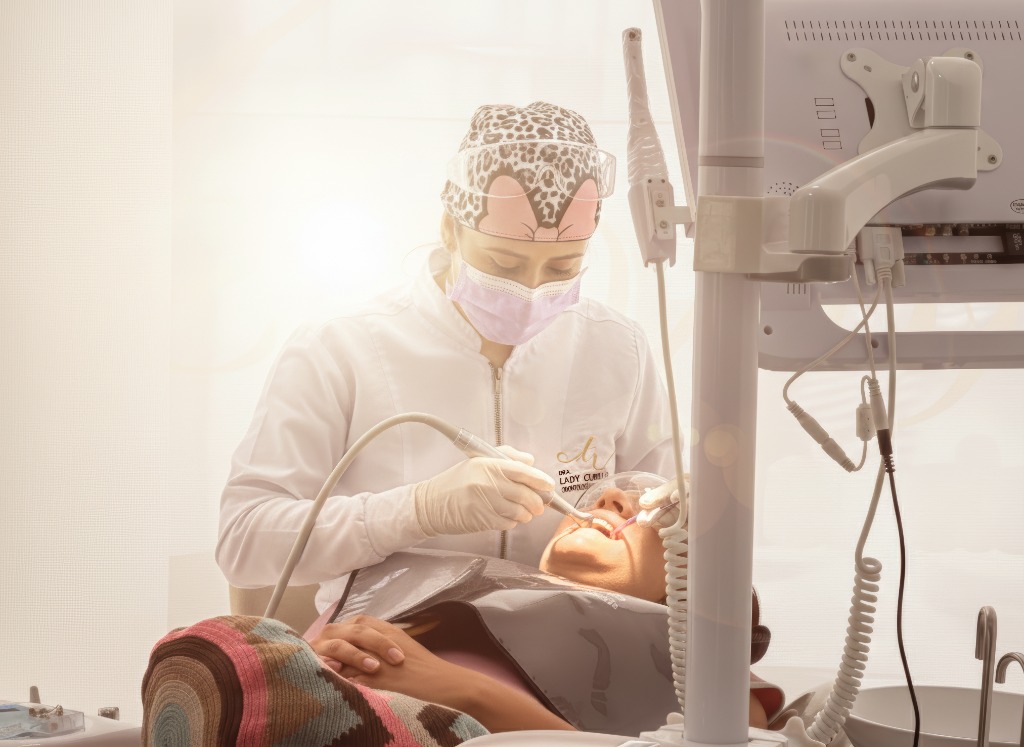 Dra. Lady Cubillos trabajando en paciente en su clinica de odontologia en armenia